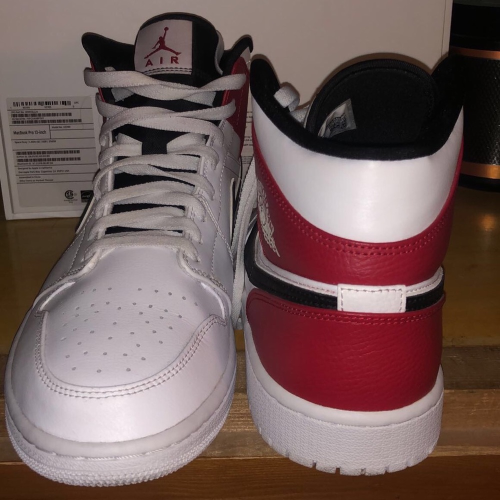 Jordan 1 Mid “White/Black-University Red”